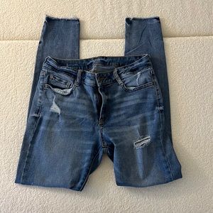 Distressed skinny jeans